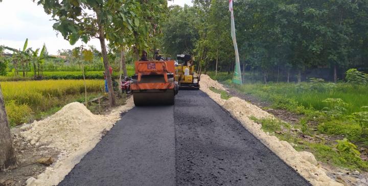 Kejar Target, Anggota Satgas TMMD Bojonegoro Kebut Progress Pengaspalan